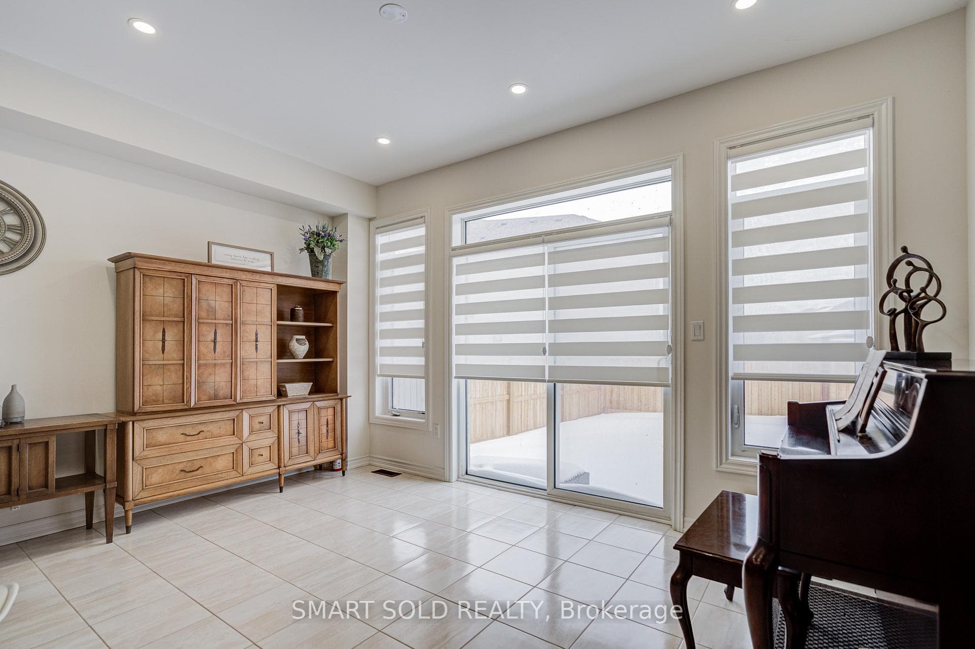 117 Ferragine Crescent photo 18