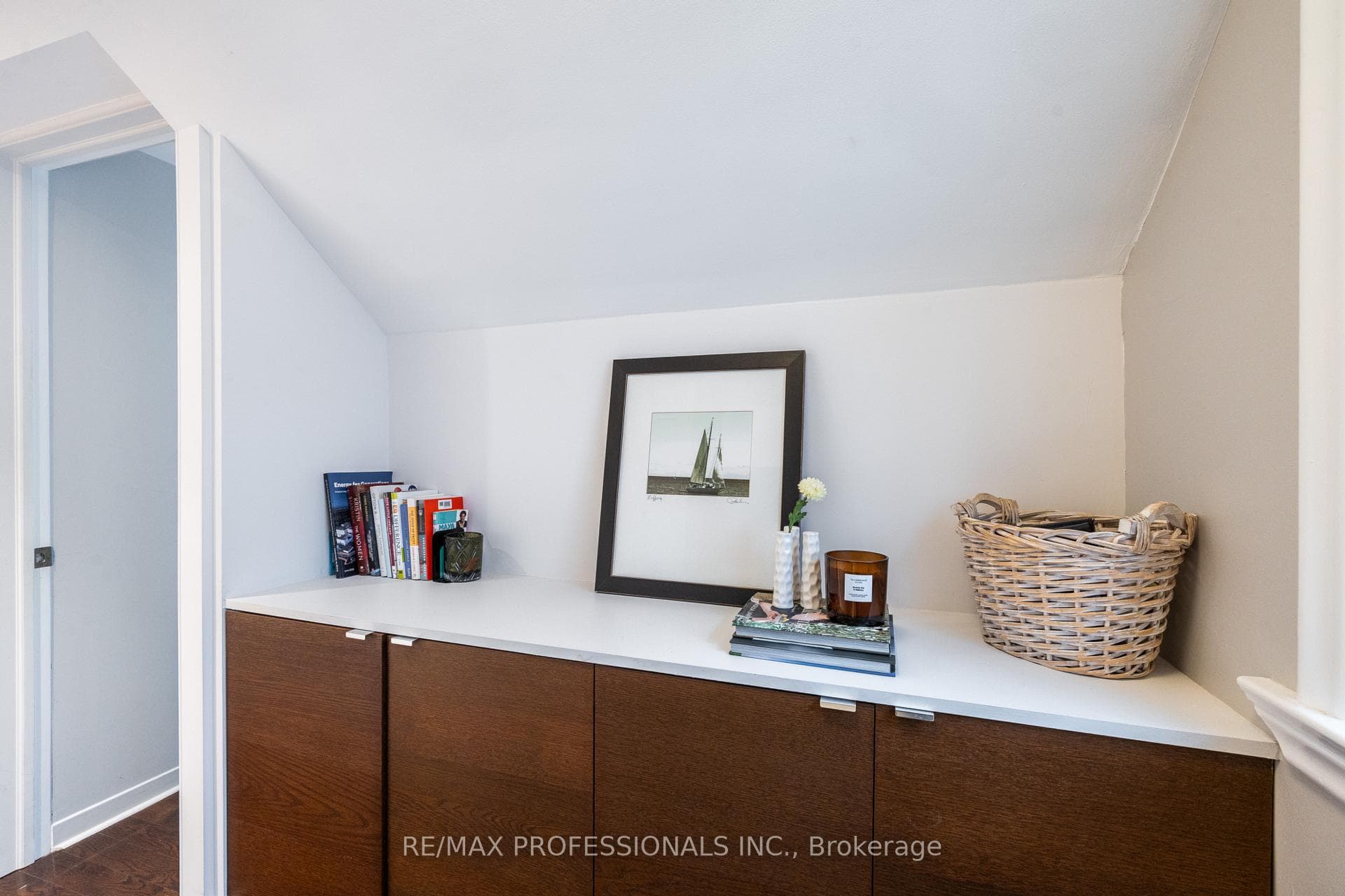 4625 Dundas Street photo 16