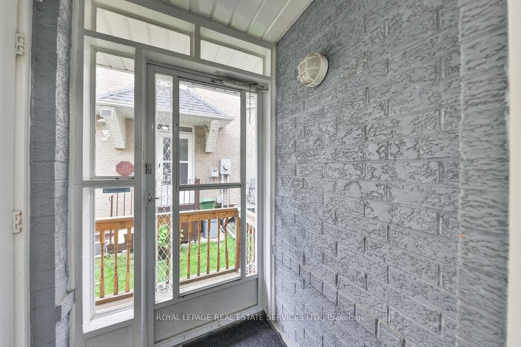 100 Fellowes Crescent photo 8