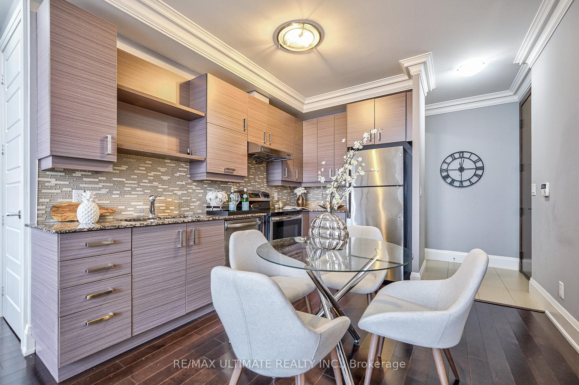 Eat-In Kitchen