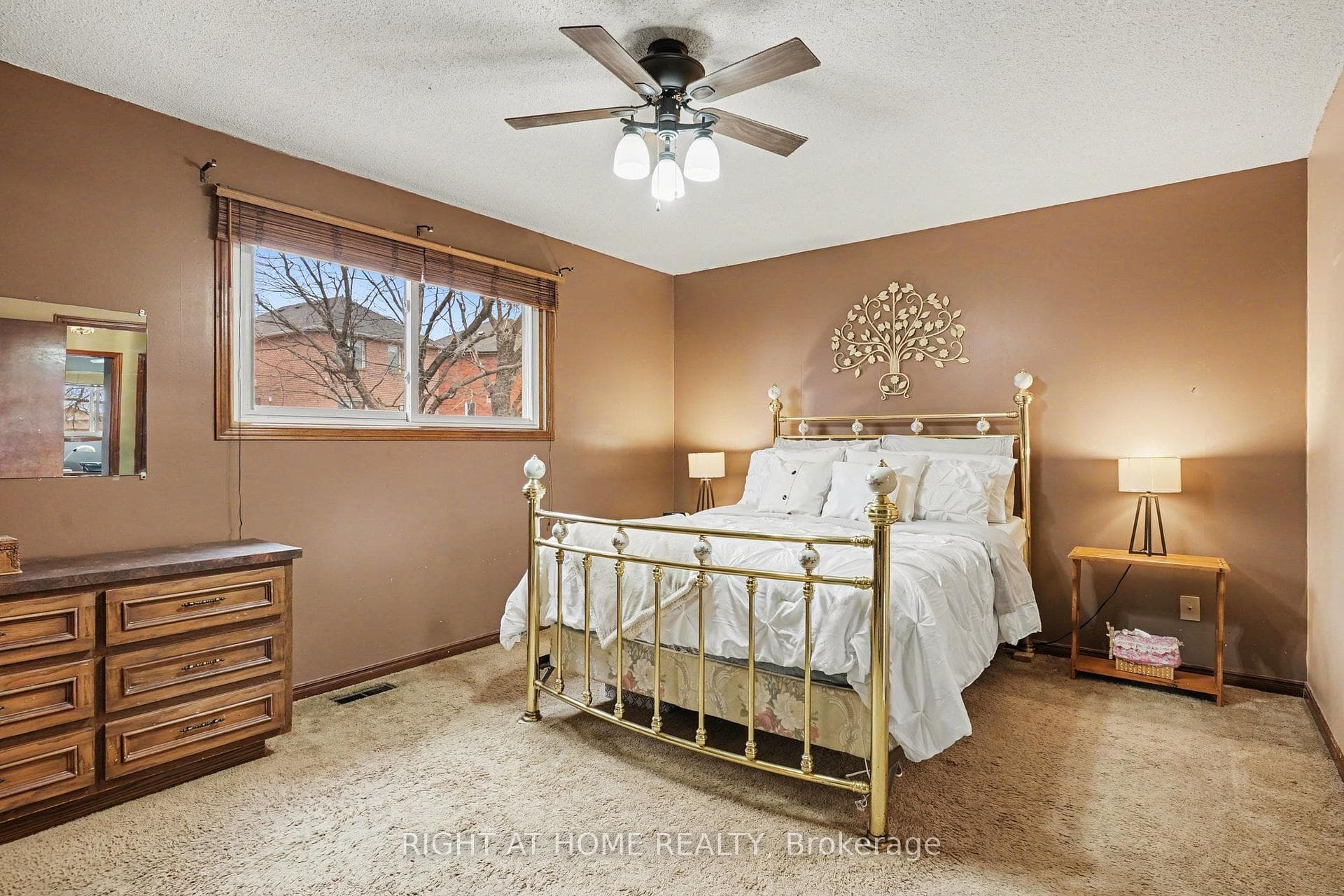 4 Falcon Court photo 11