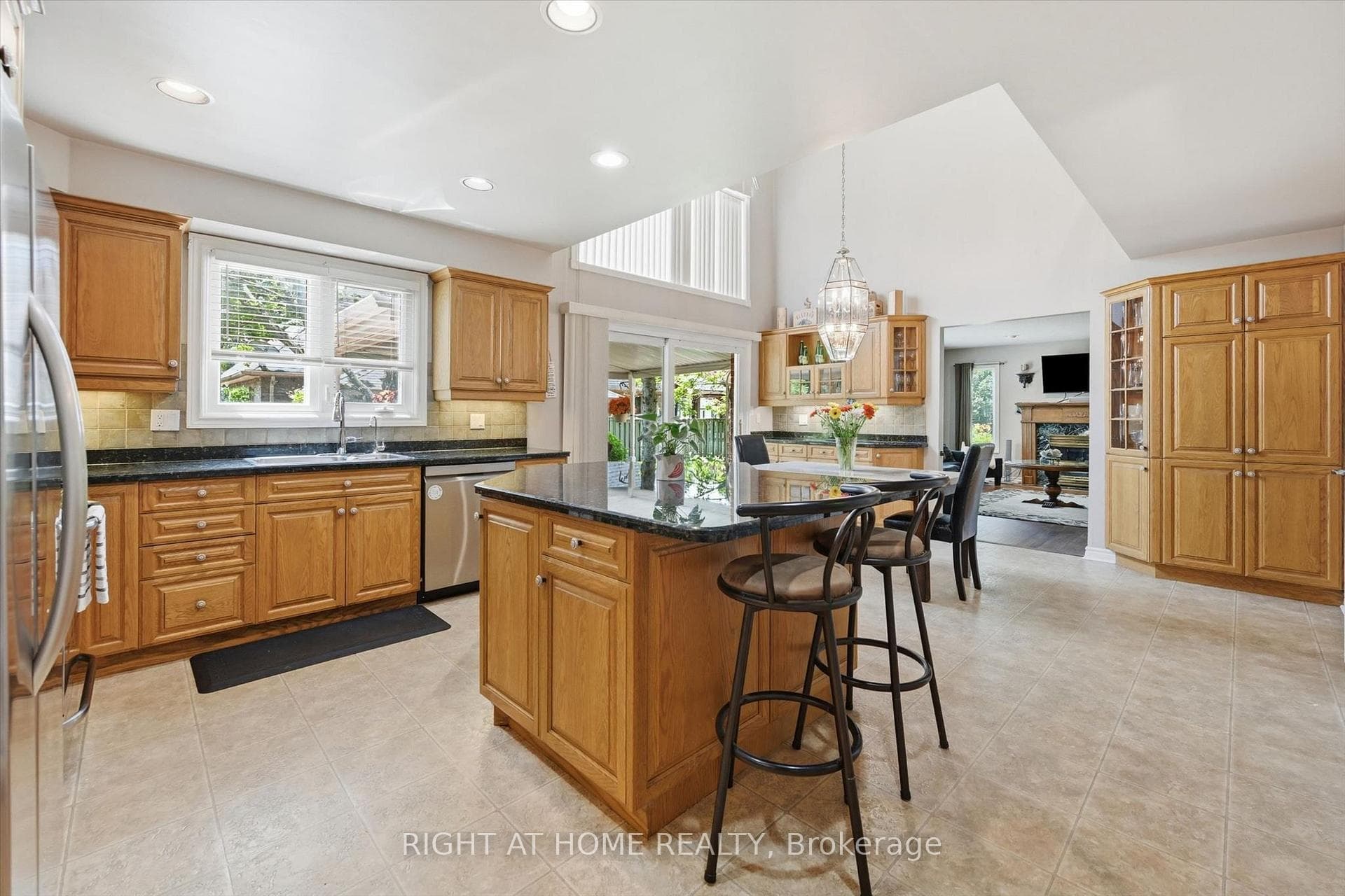 Primary Kitchen - Eat-in