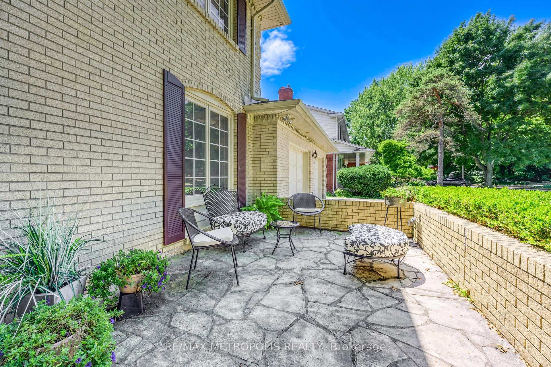 823 Tudor Close photo 27