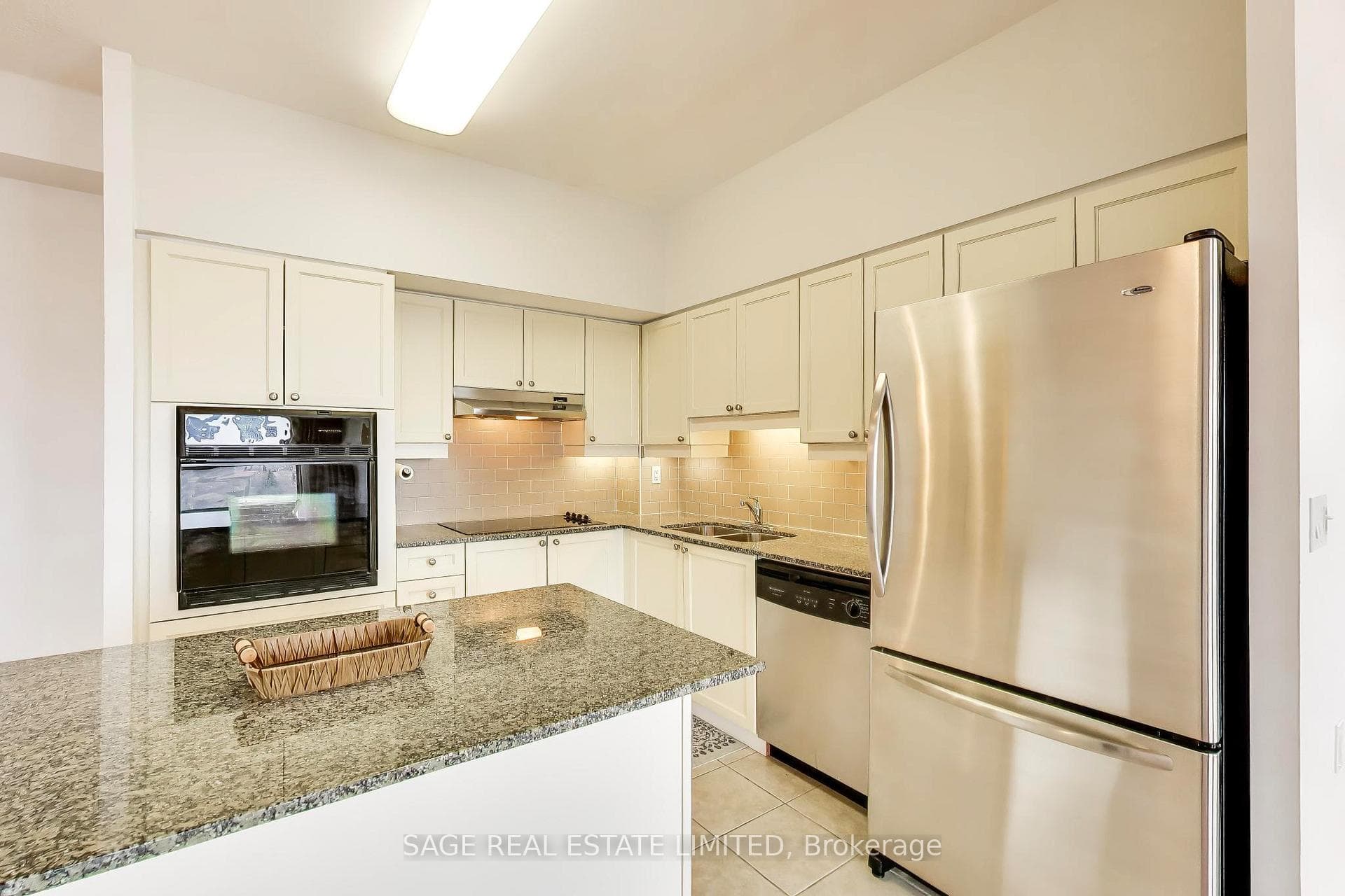 810 Scollard Court Unit 902 photo 14