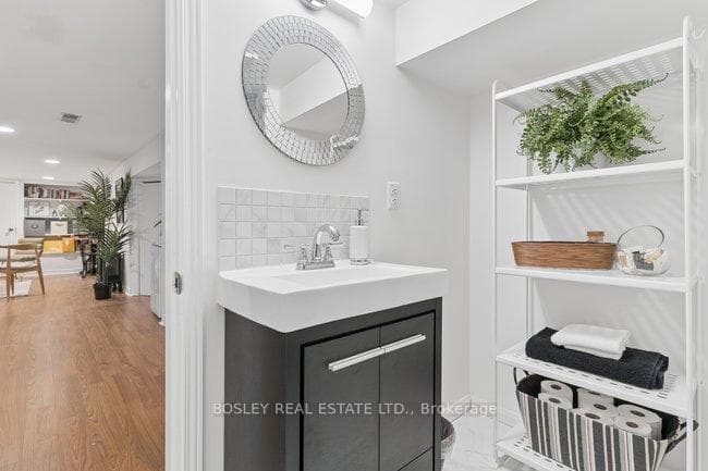 3 piec bath lower level