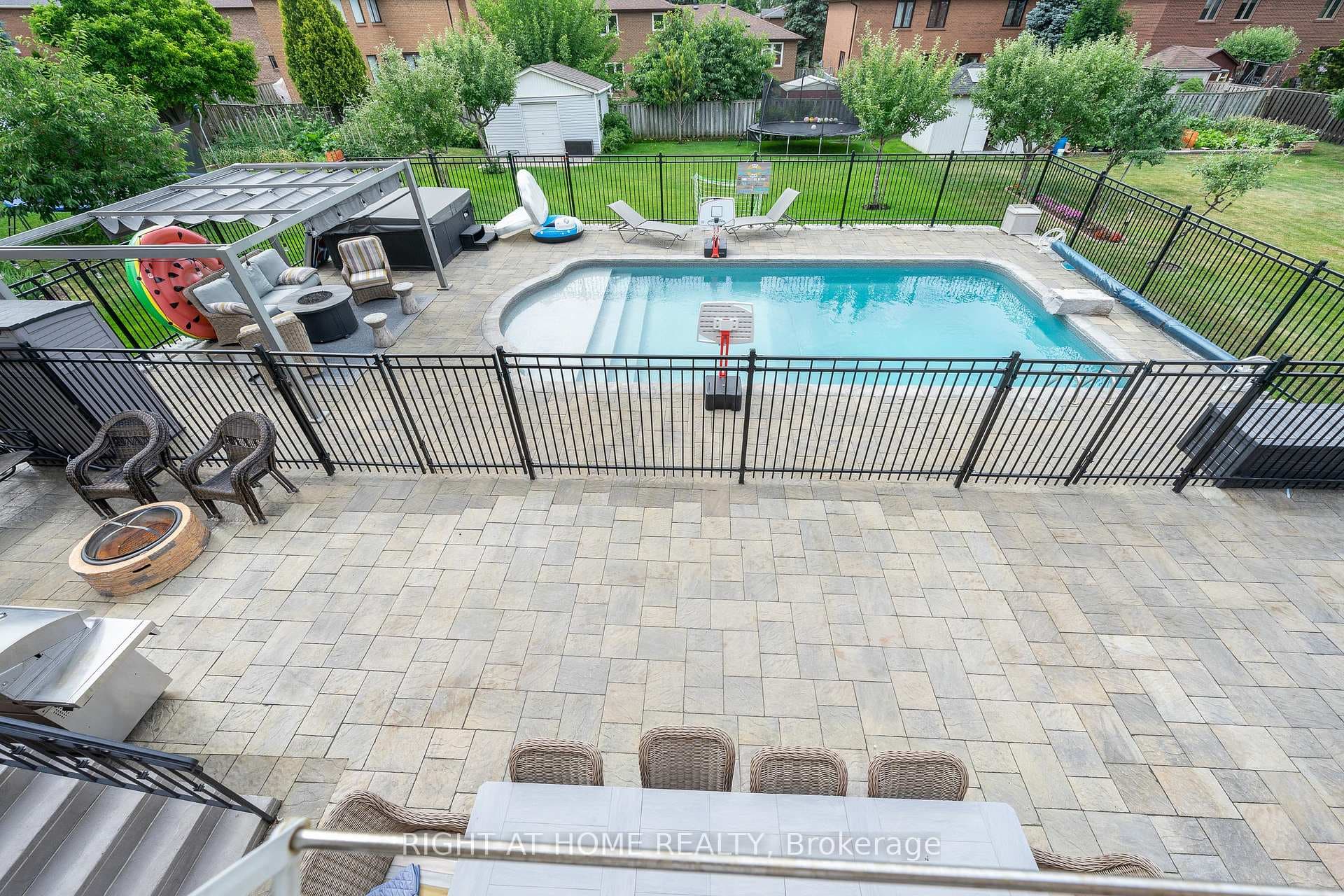 131 Pemberton Road photo 35