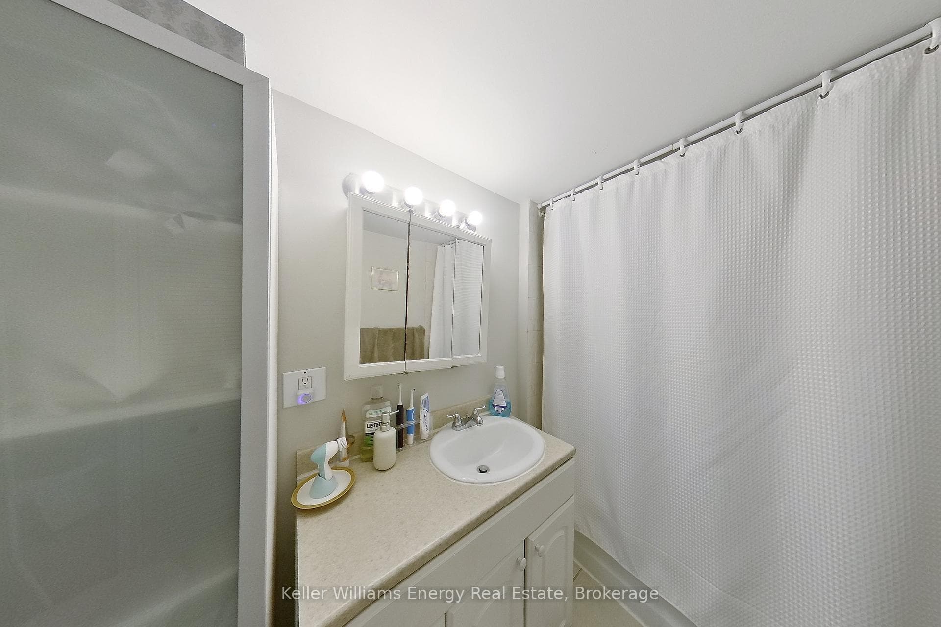 405 Bernhard Crescent photo 33