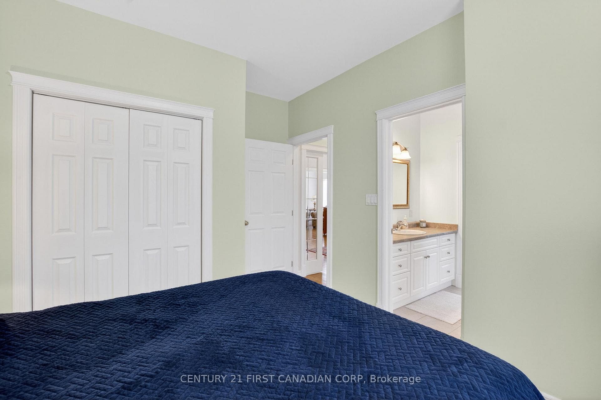 653 Peter Street photo 25