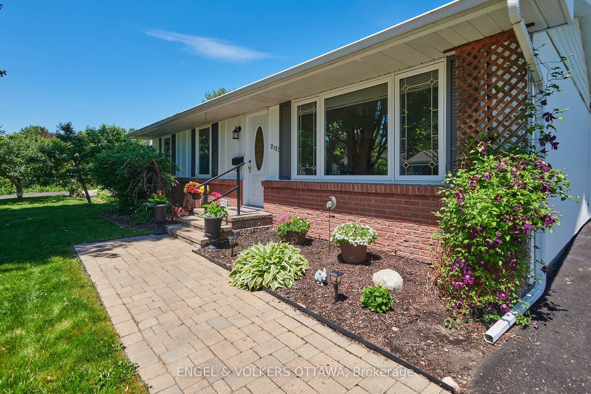 2123 Blue Jay Crescent photo 2