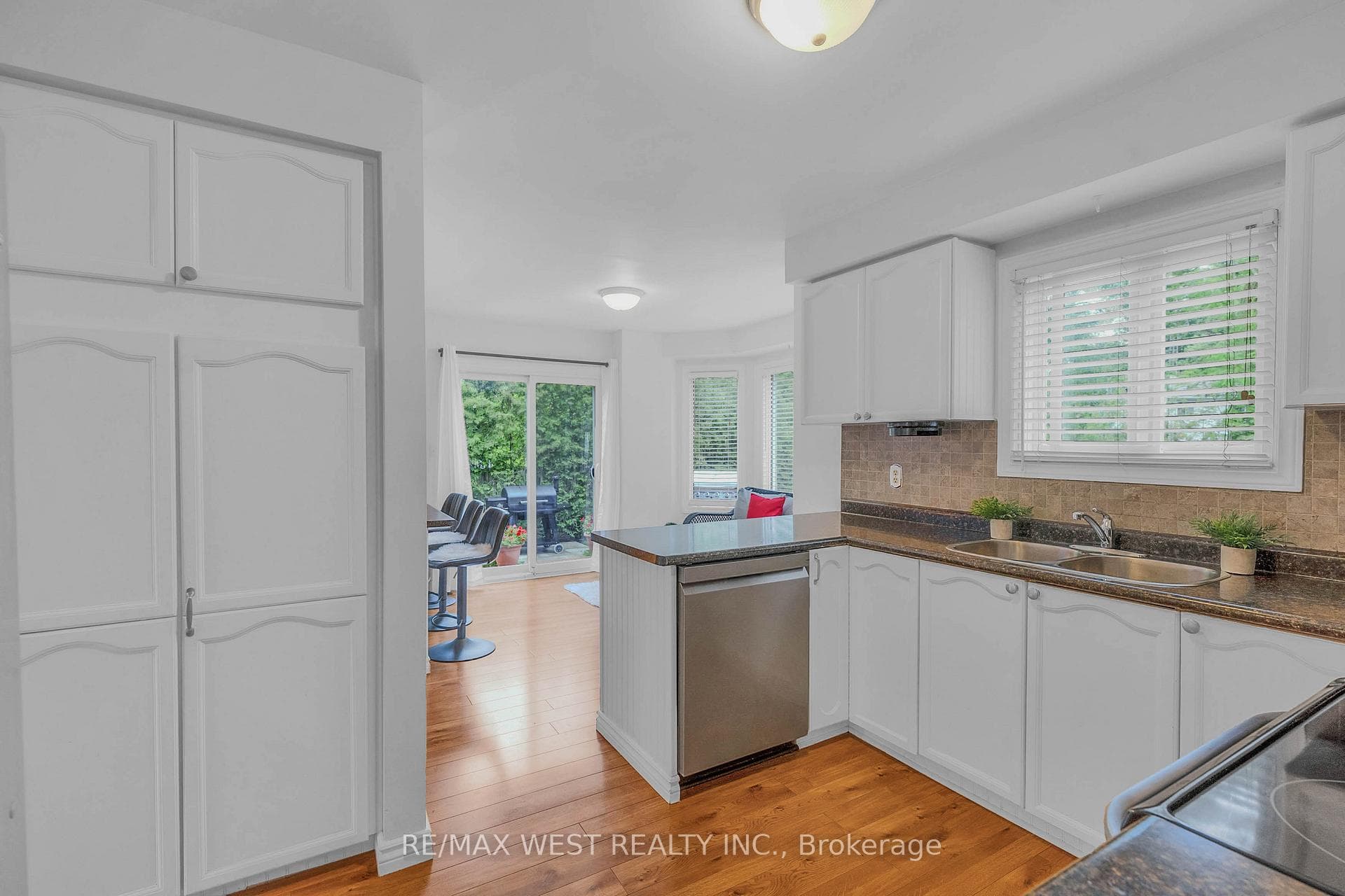 203 Elizabeth Crescent photo 14
