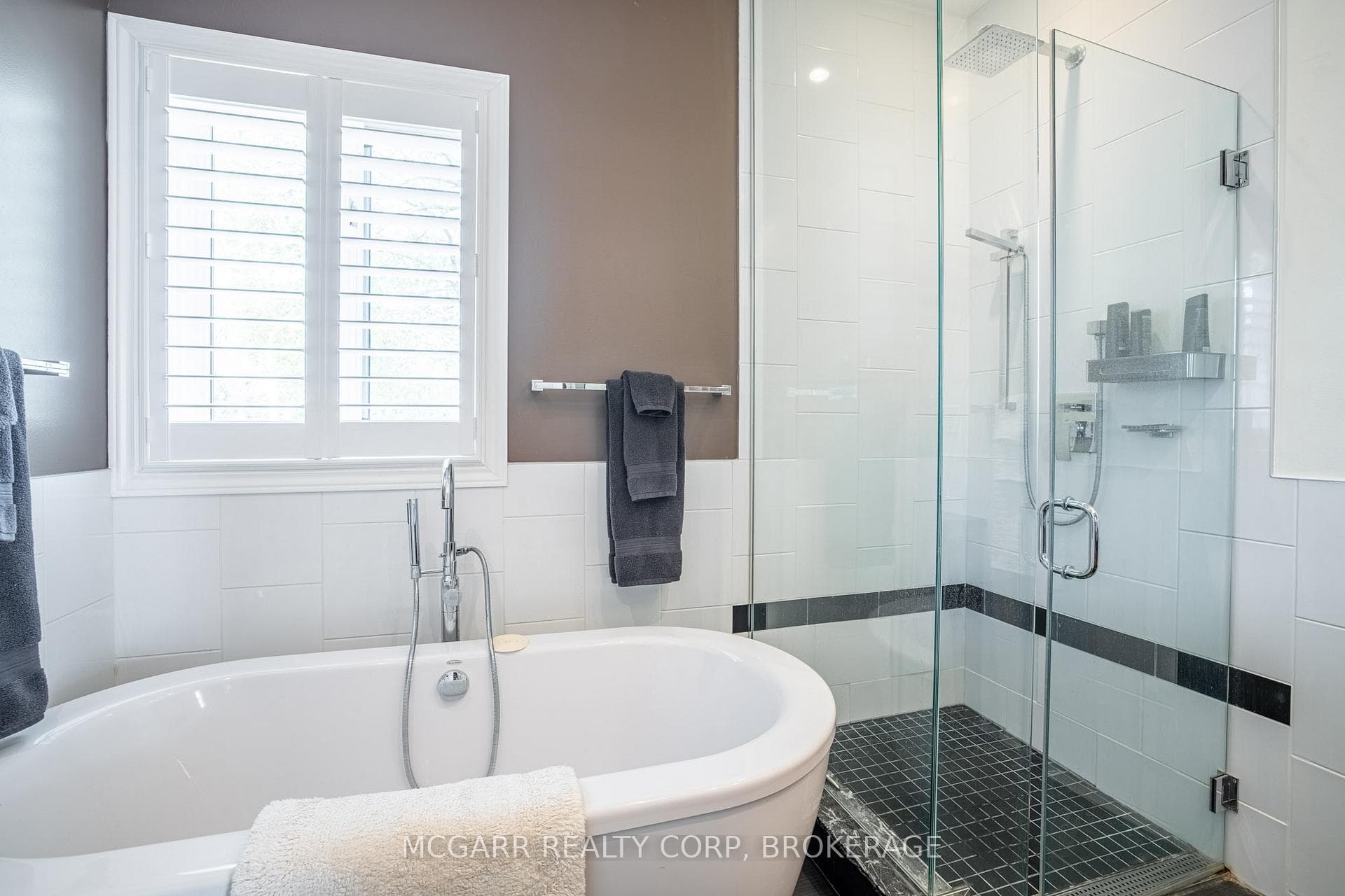 Separate shower in 4pc