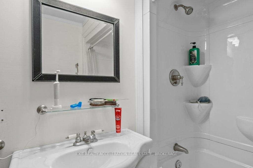 400 Dundas Street photo 15