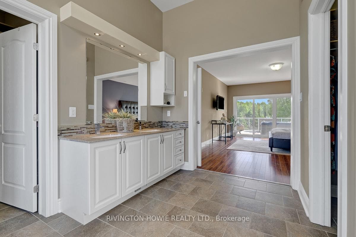 2 sinks and 2 walk-in closets!