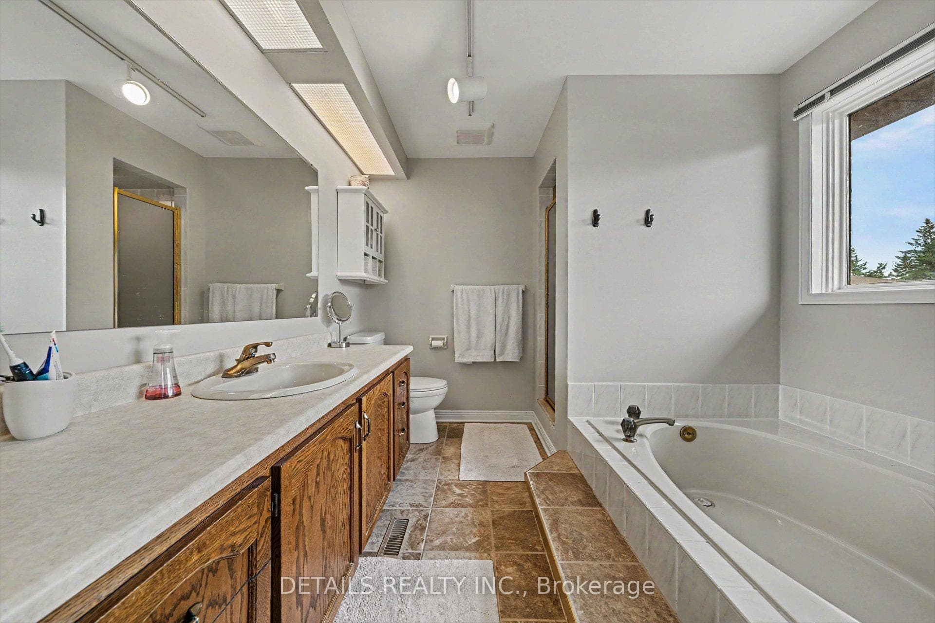 4 piece ensuite, with soaker tub