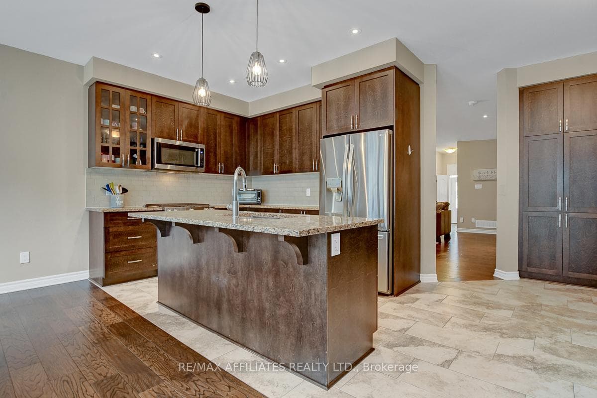 228 Fergus Crescent photo 15