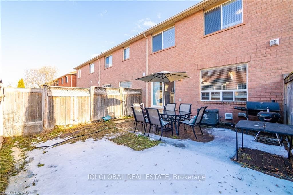 841 Gifford Crescent photo 43