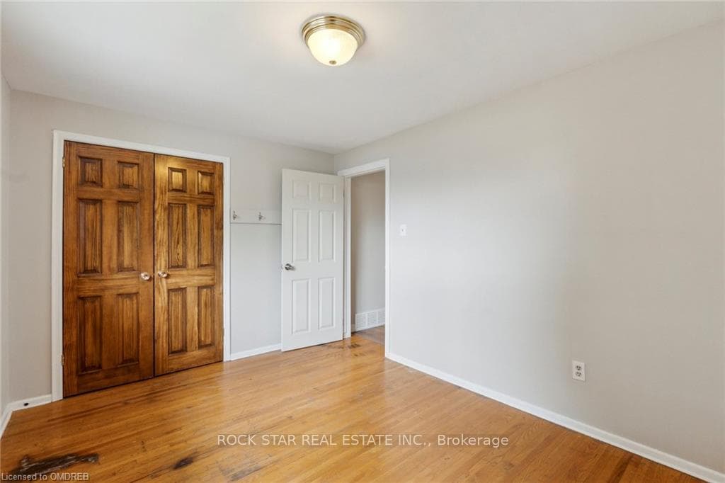 66 Victor Boulevard photo 17
