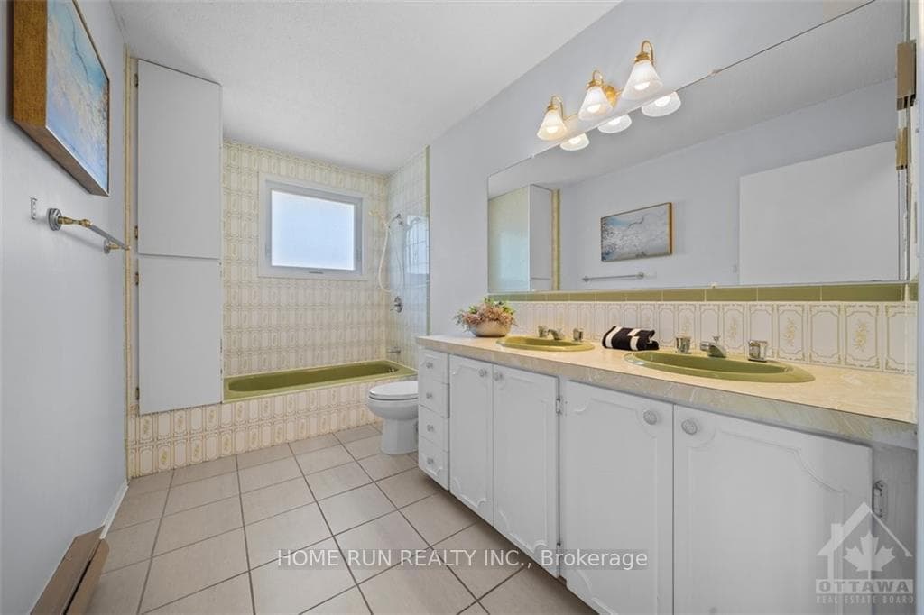 685 FARMINGTON Avenue photo 6