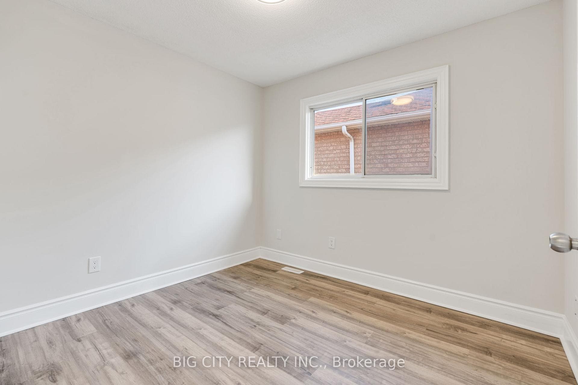 828 Cardington Street photo 33