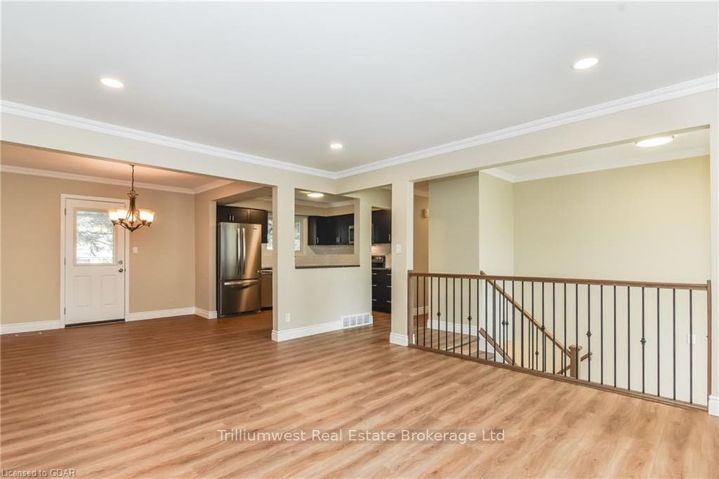25 NICKLIN Crescent photo 7