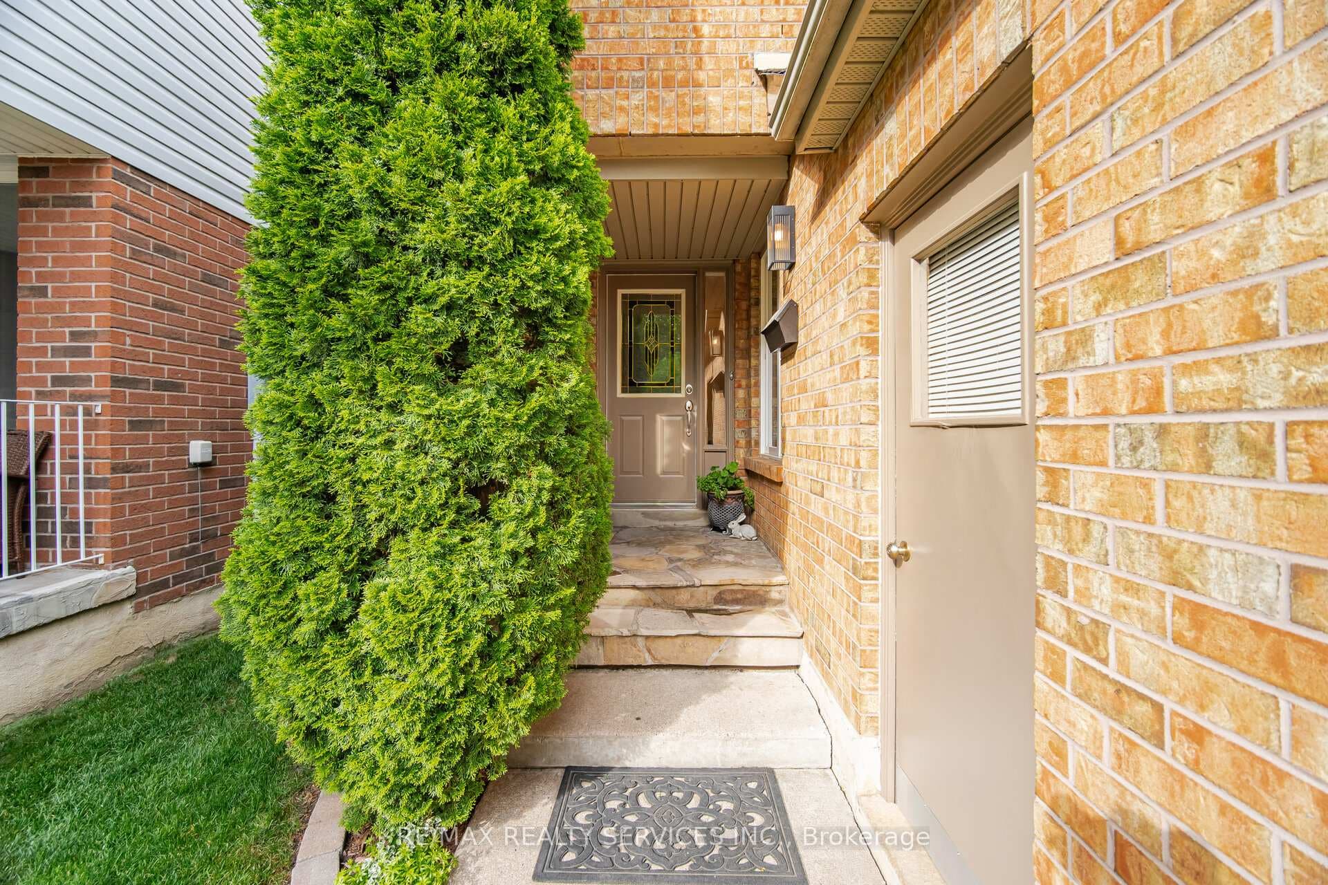 38 Furrows End photo 4
