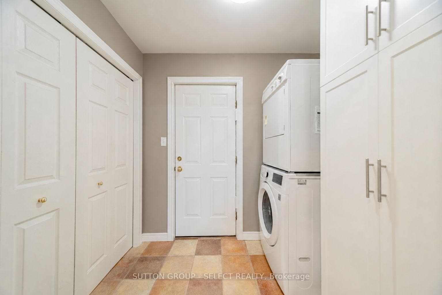 Main floor laundry/mudroom room w/ storage
