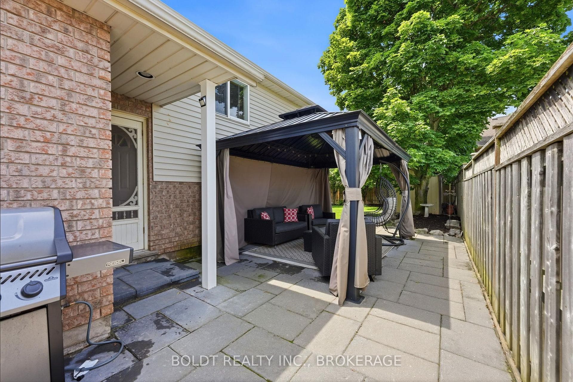 22 Graves Crescent photo 33