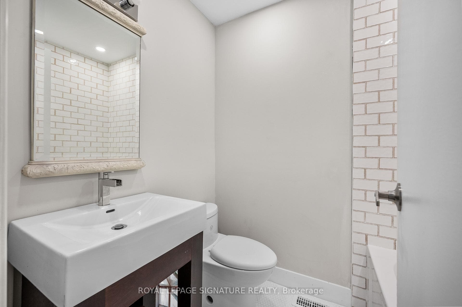 275 Broadview Avenue Unit 92 photo 23