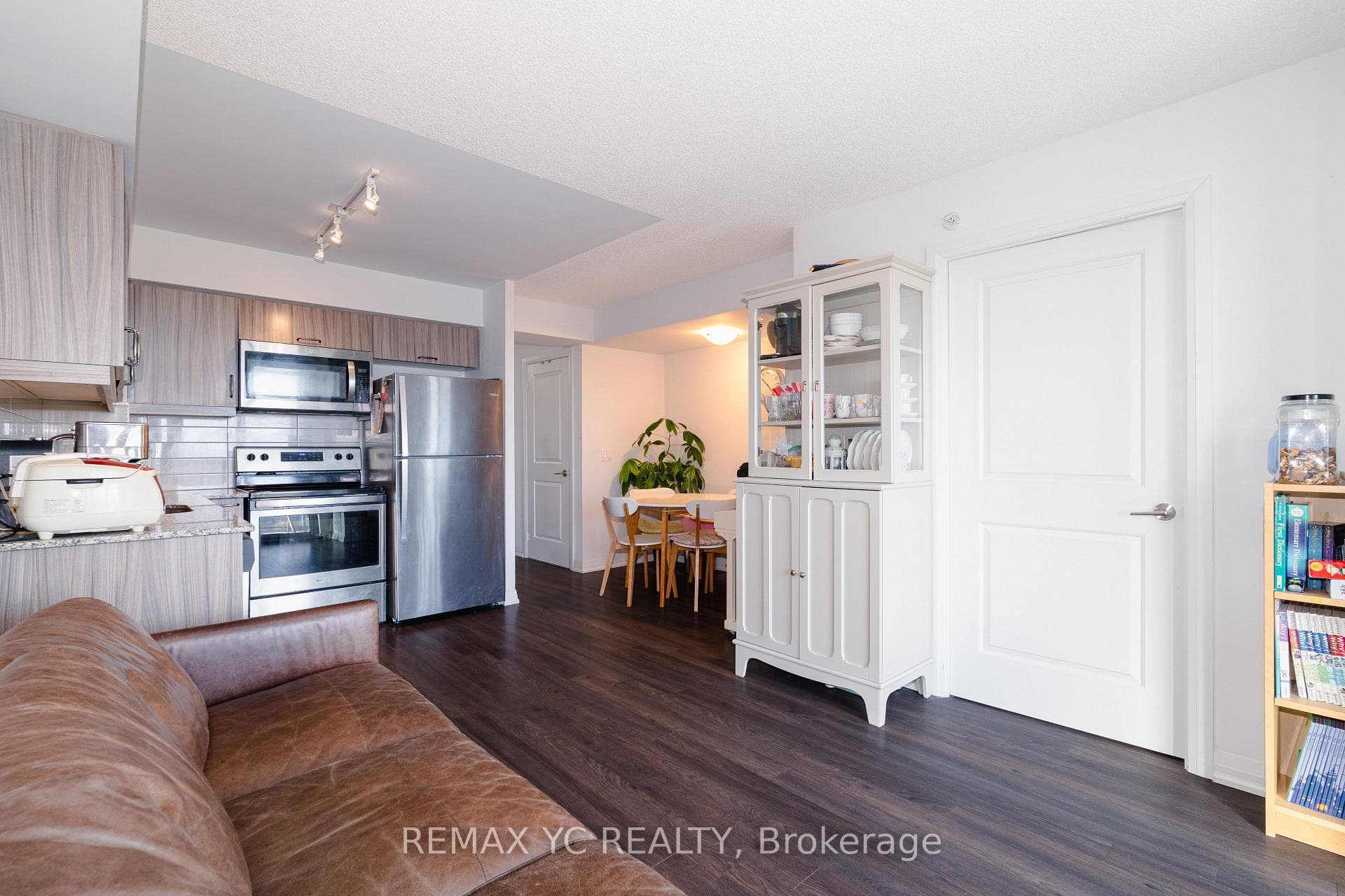 30 Meadowglen Place Unit 2208 photo 5