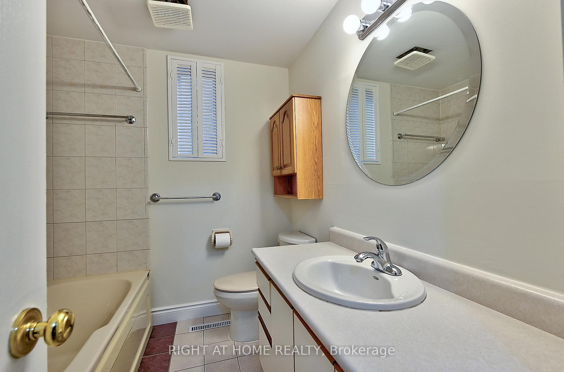 Main Bathroom 4 pc