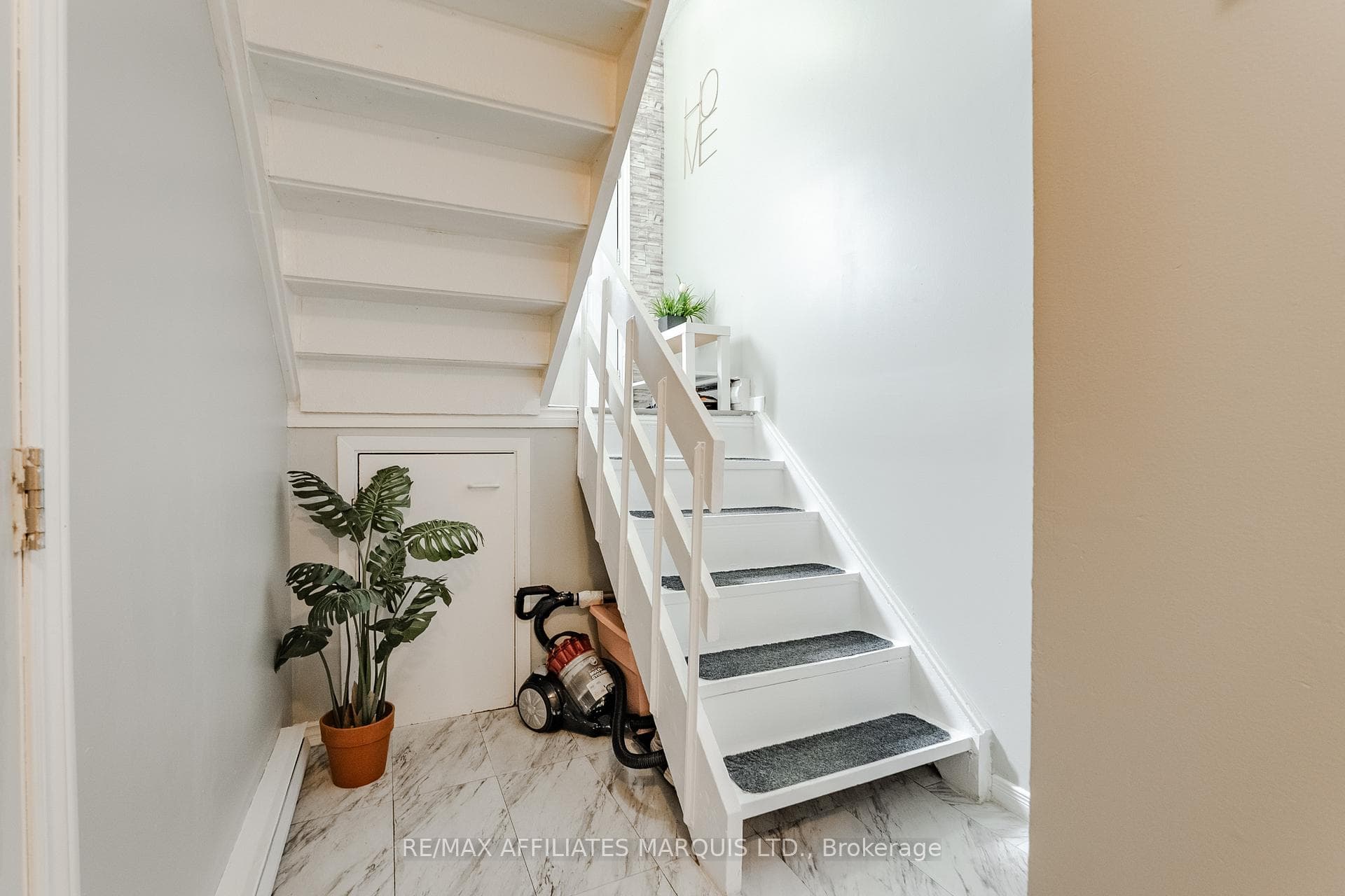 812 Glengarry Boulevard photo 30