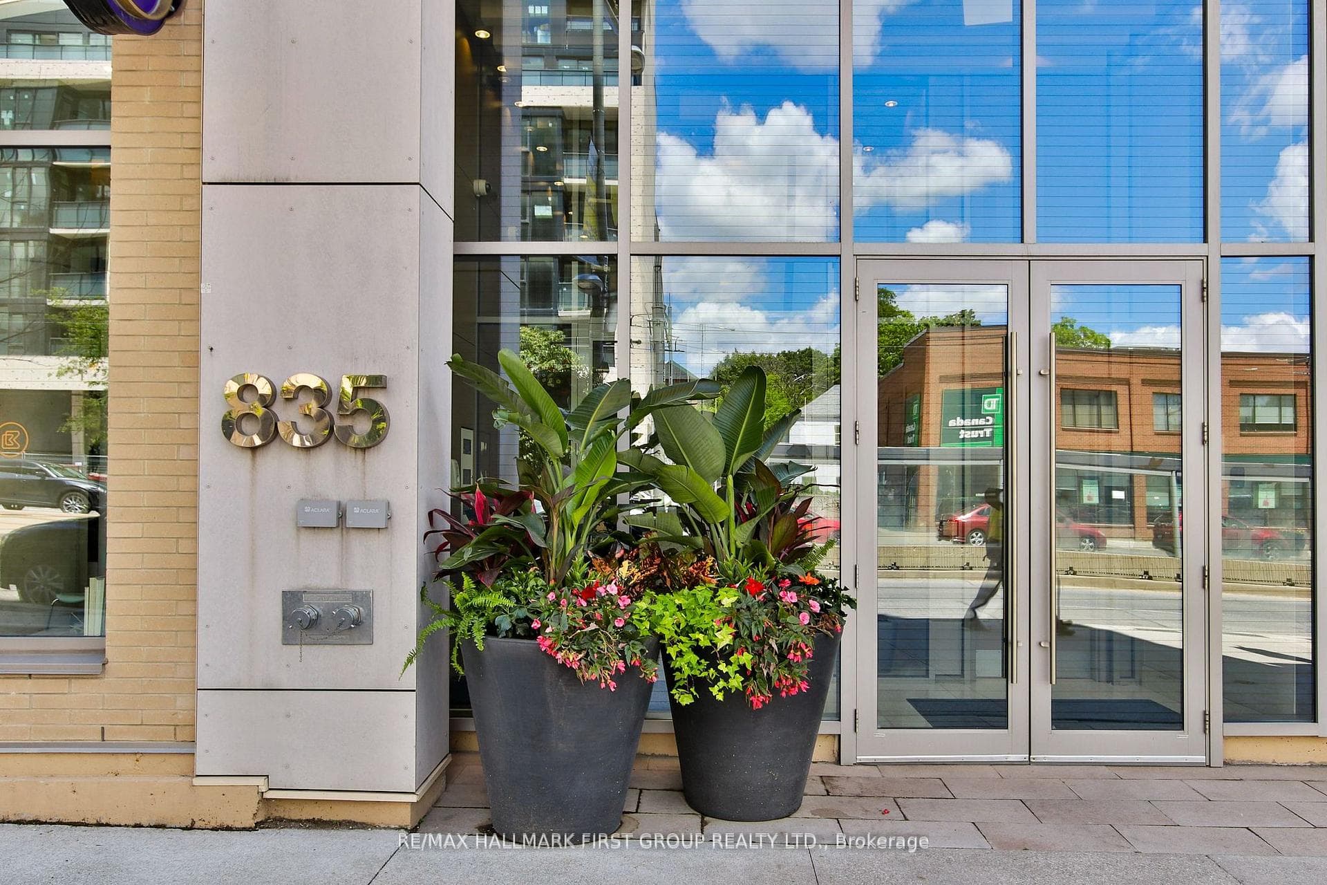 835 St Clair Avenue Unit 401 photo 3