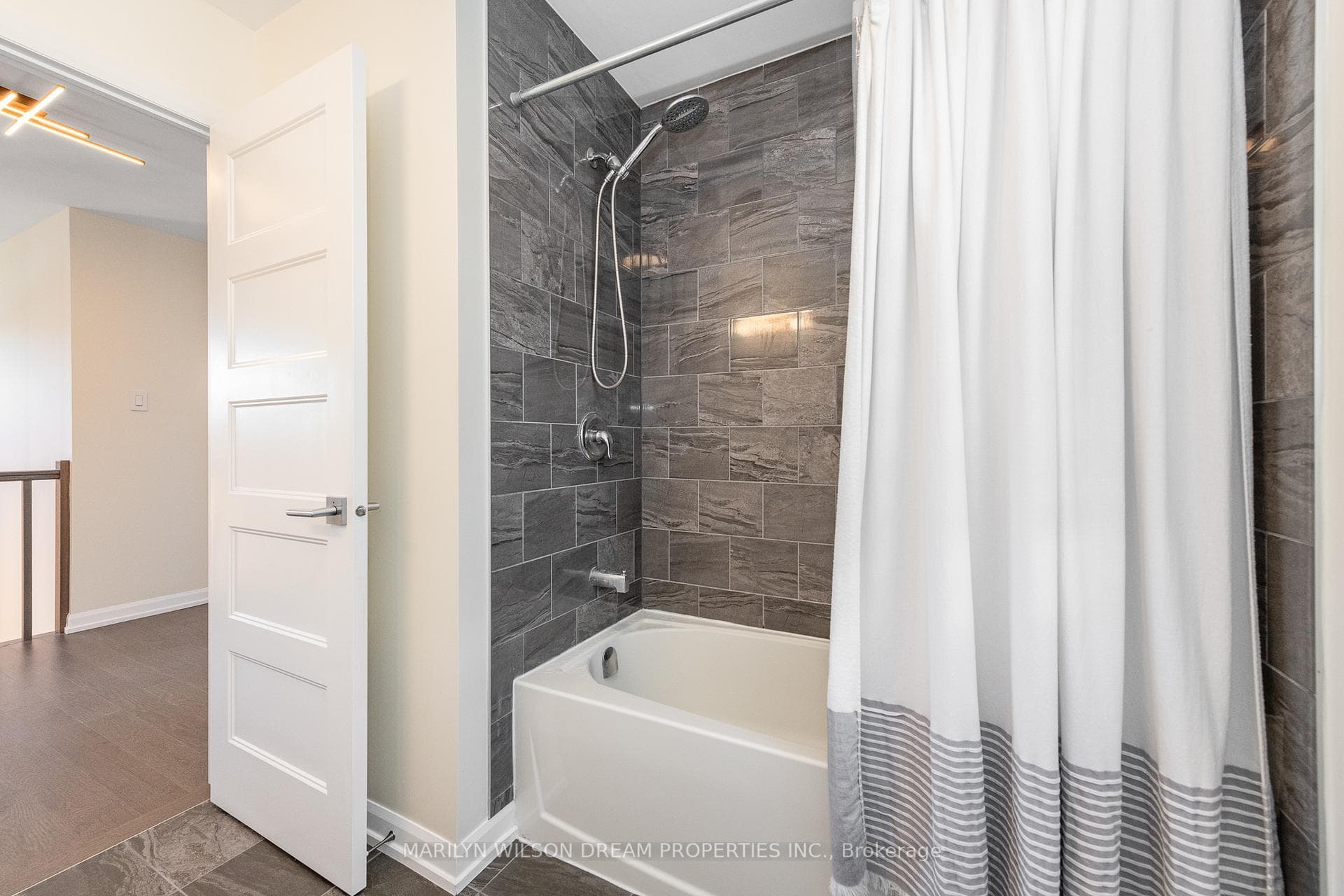 228 Onyx Crescent photo 35