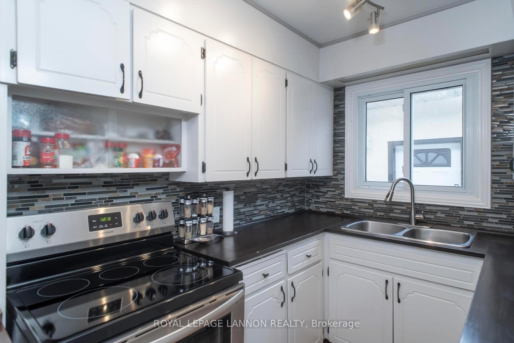 252 ANGUS Street photo 7