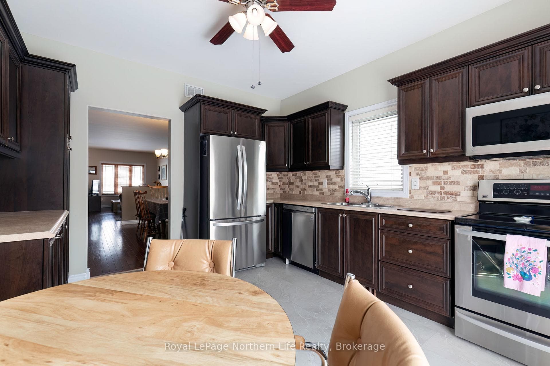 2444 Connaught Avenue photo 12