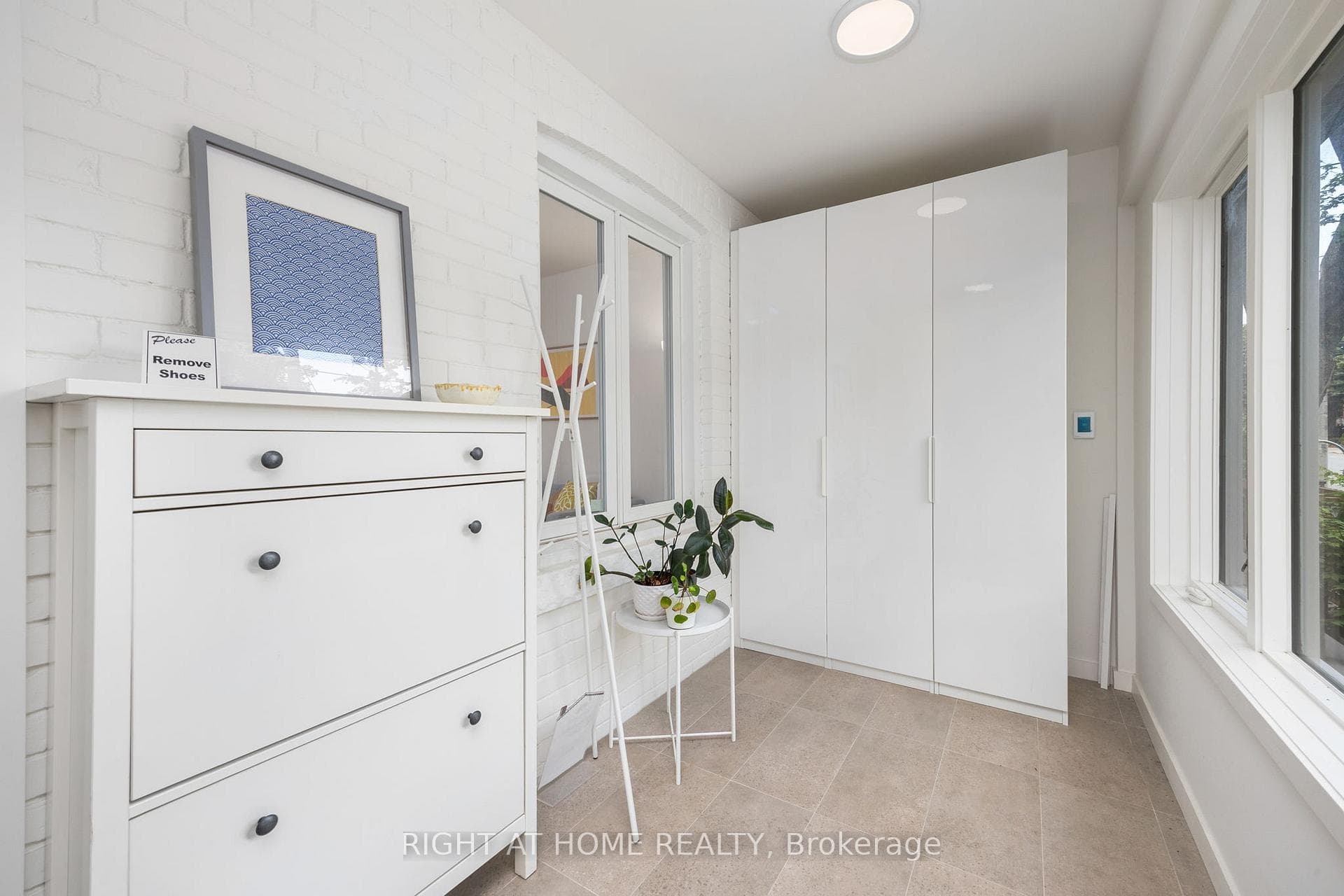 Fixed Shoe Cabinet and Closet