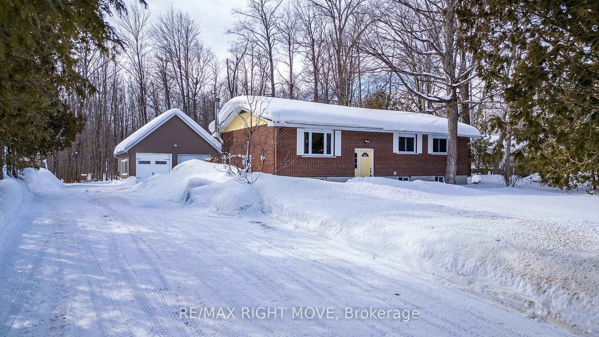 Welcome to 3304 Goldstein near Washago, Ontario