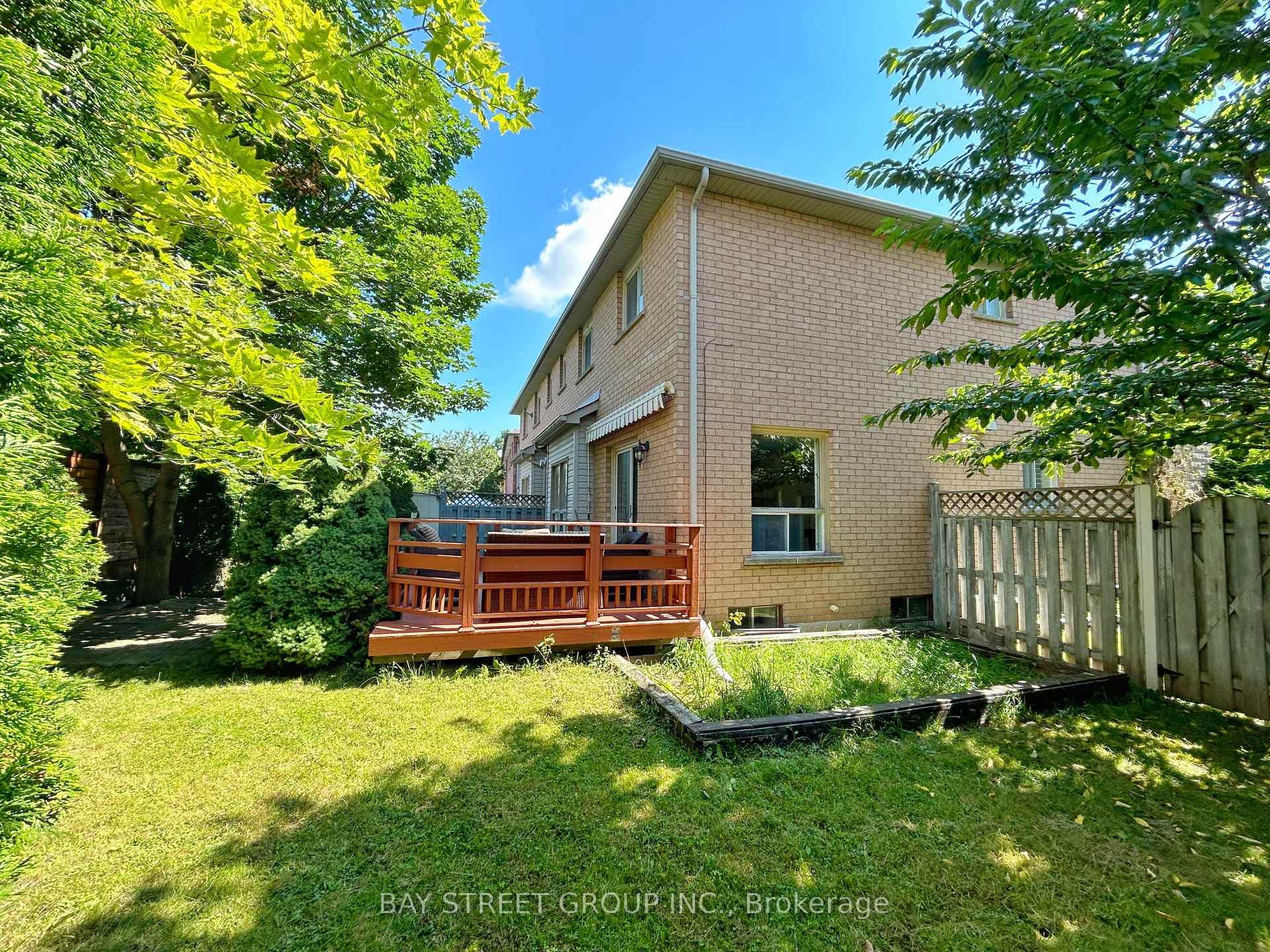 582 Lumsden Drive photo 29