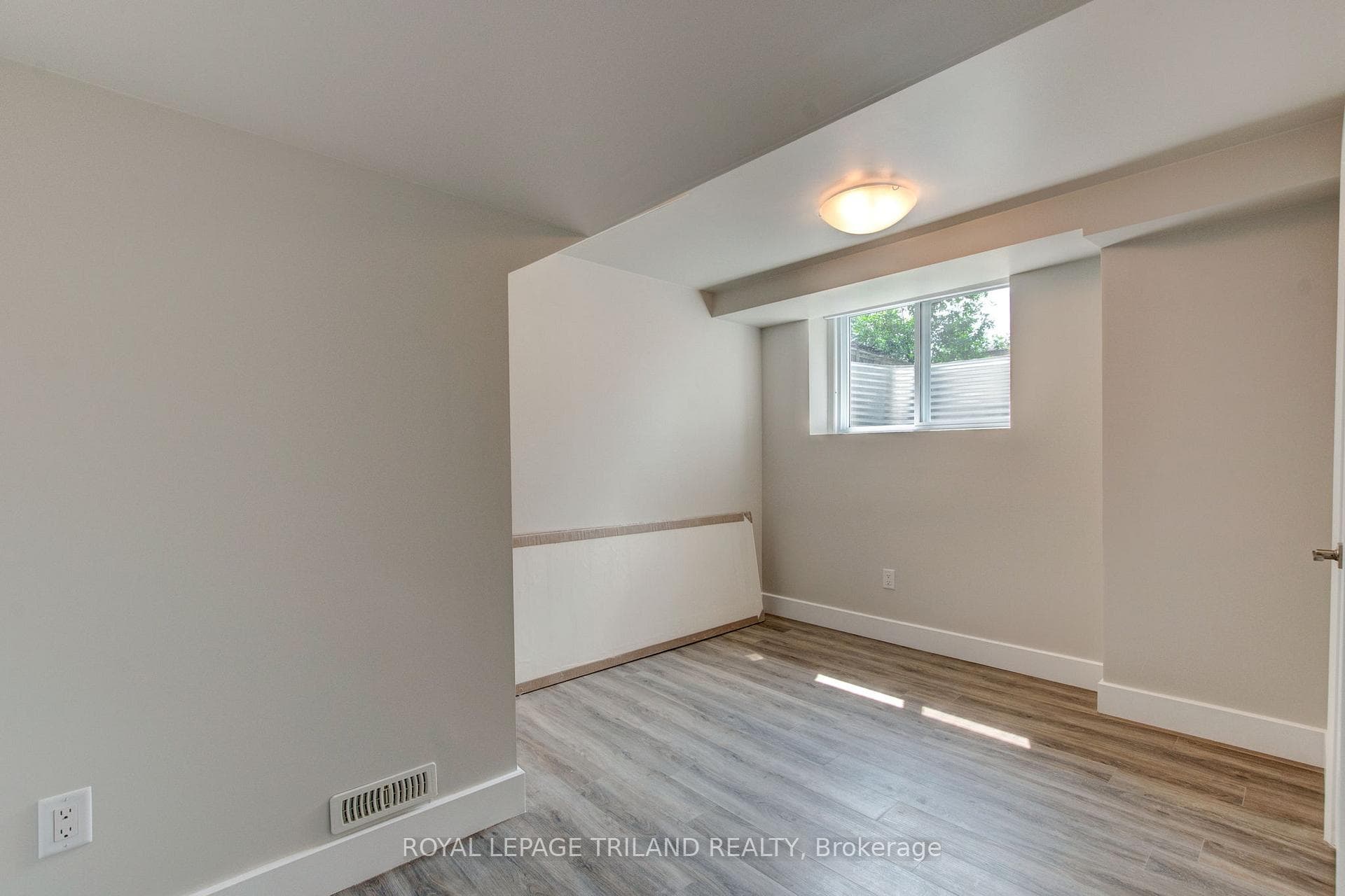 23 Denlaw Road Unit Lower photo 7