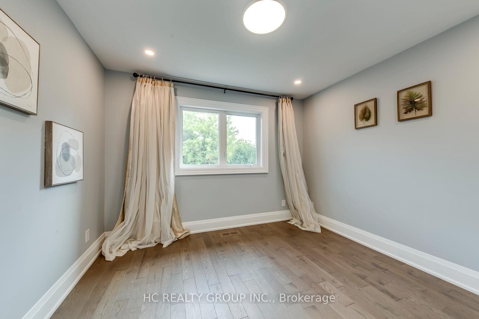 1097 Grandeur Crescent photo 32