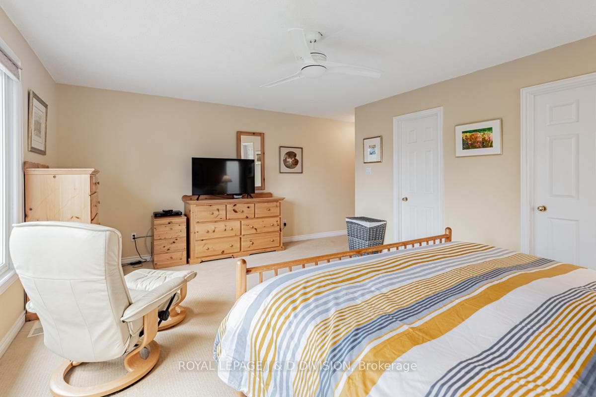 637 Soudan Avenue photo 25