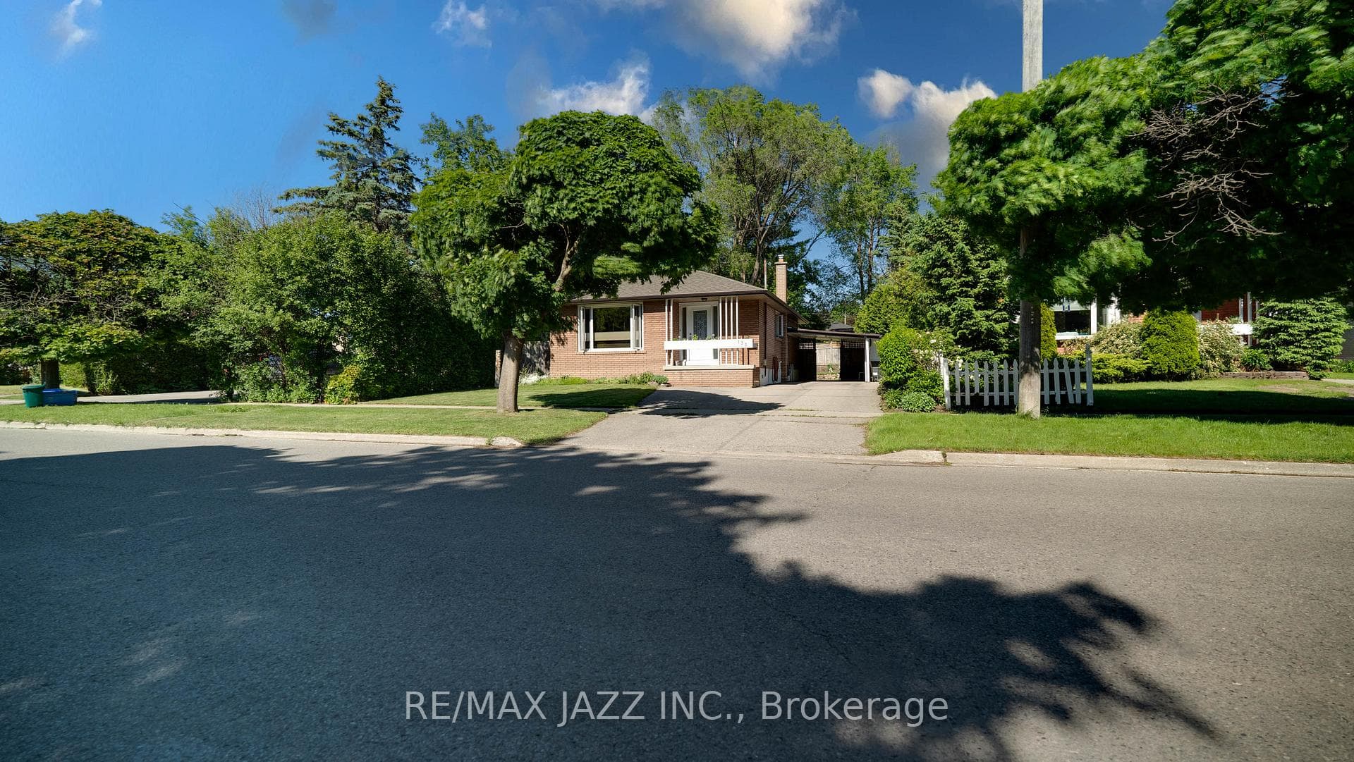 135 Lupin Drive photo 1