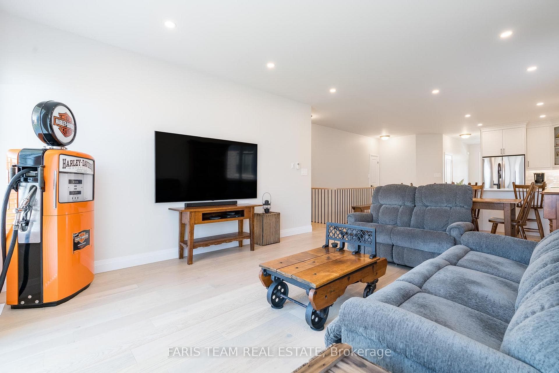 25 Rowley Crescent photo 8