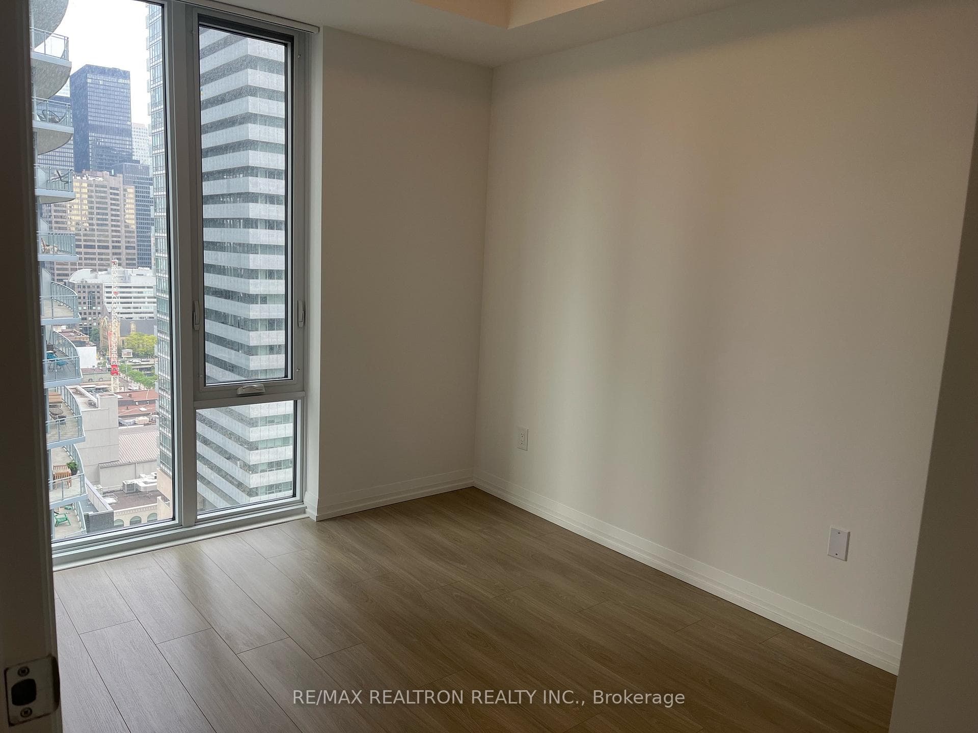 8 Widmer Street Unit 2507 photo 5