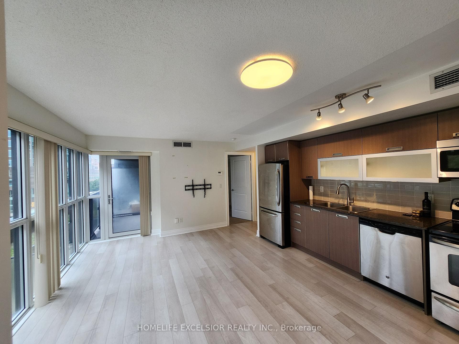 28 Ted Rogers Way Unit 411 photo 6