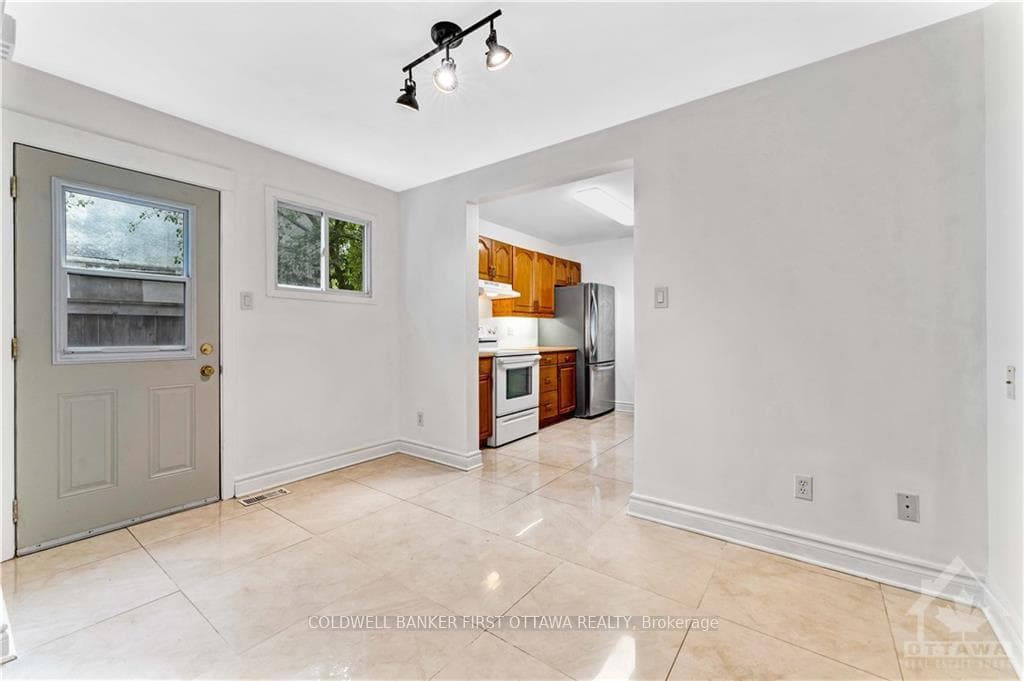 971 CHARLTON Drive photo 5
