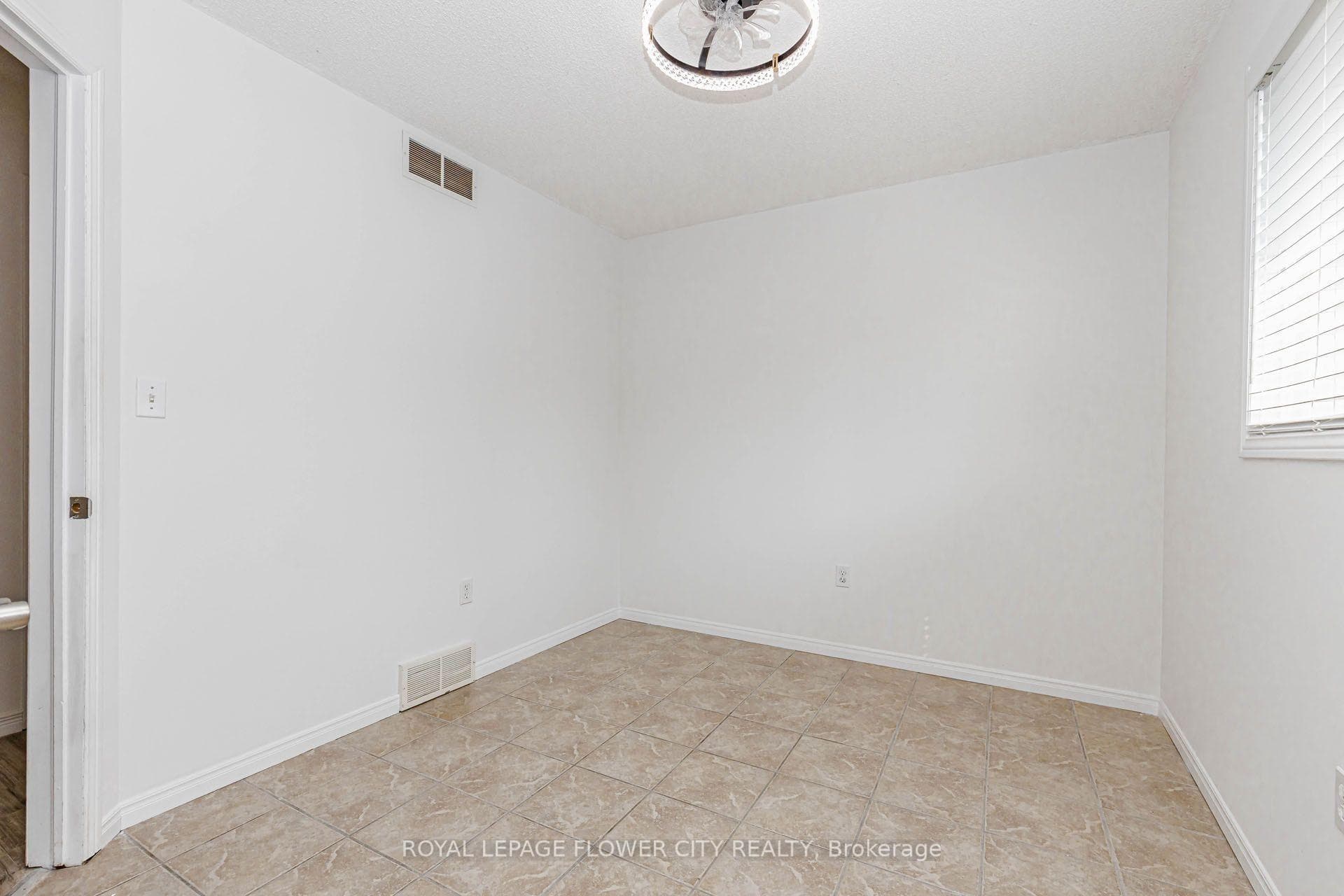 47 QUEENSWAY Drive photo 35