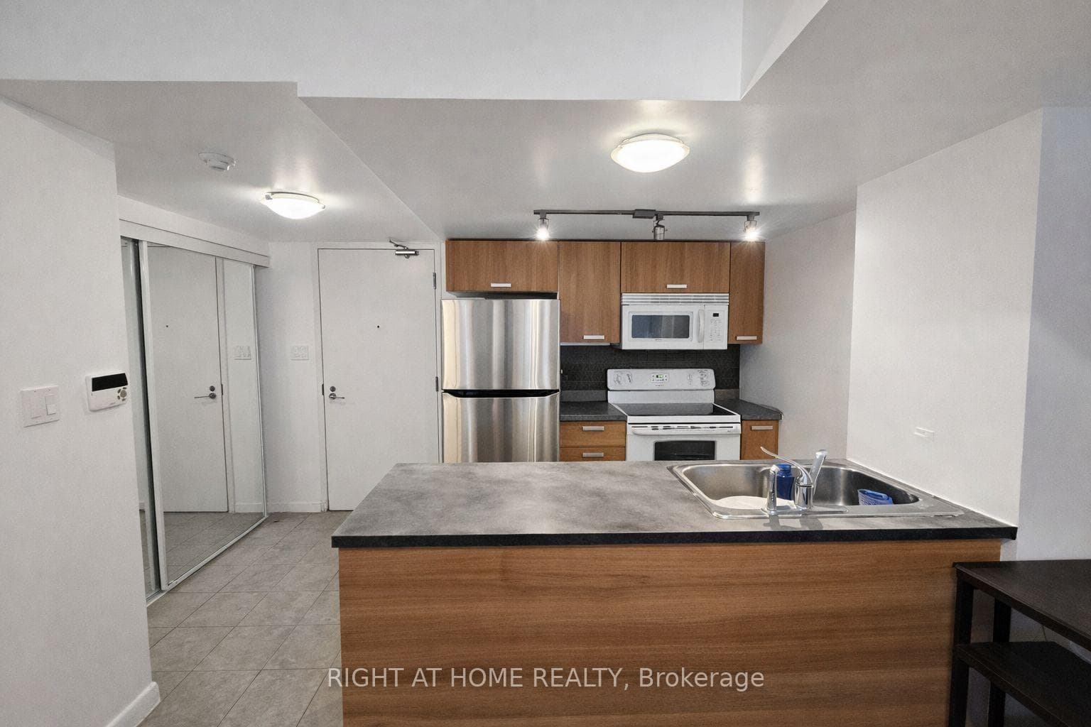 37 Grosvenor Street Unit 606 photo 1
