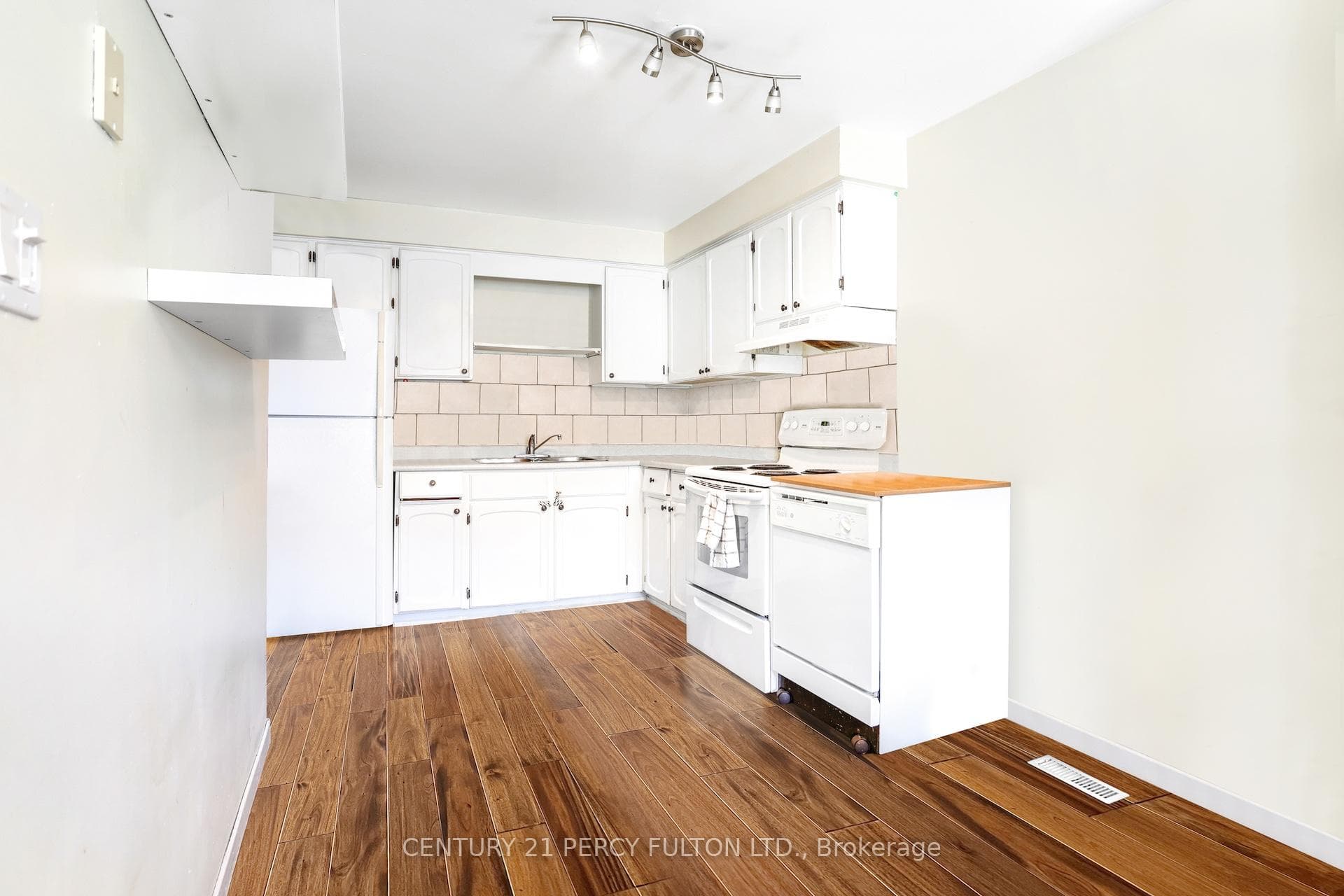 Virtually Decluttered Kitchen