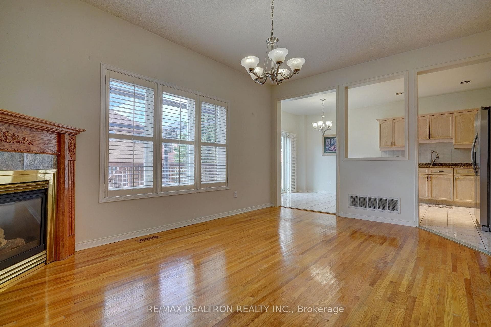 1448 Sandhurst Crescent photo 12